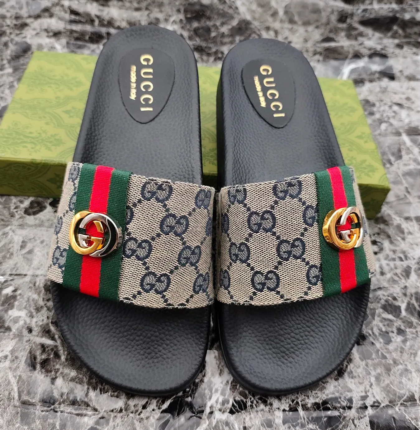 👟👟Ex-factory price 260👟👟 (available all year round), same style for men and women, size 35--48. Couple style🎗Louis Vuitton "LV" slippers, a much-anticipated one, so beautiful that it will melt your hearts❤! It is simply a masterpiece of extraordinary craftsmanship. It is a must-have for everyone. It is made by open mold. It feels Q-bounce and super soft on the feet. It is super delicate on the feet. It is an exclusive model. There are many layouts, so there is always one you like🎉🎉